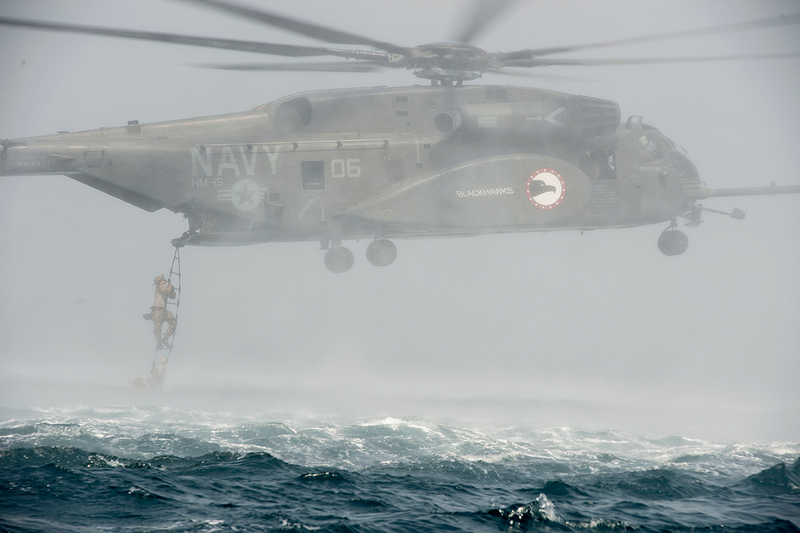 Illustration for article titled Watch This Giant MH-53E Sea Dragon Execute A Quick Stop